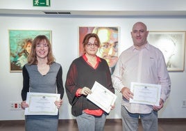 Liane Ruiz Muriel, Ana Bragado Moro y David Sánchez, delante de sus obras premiadas.