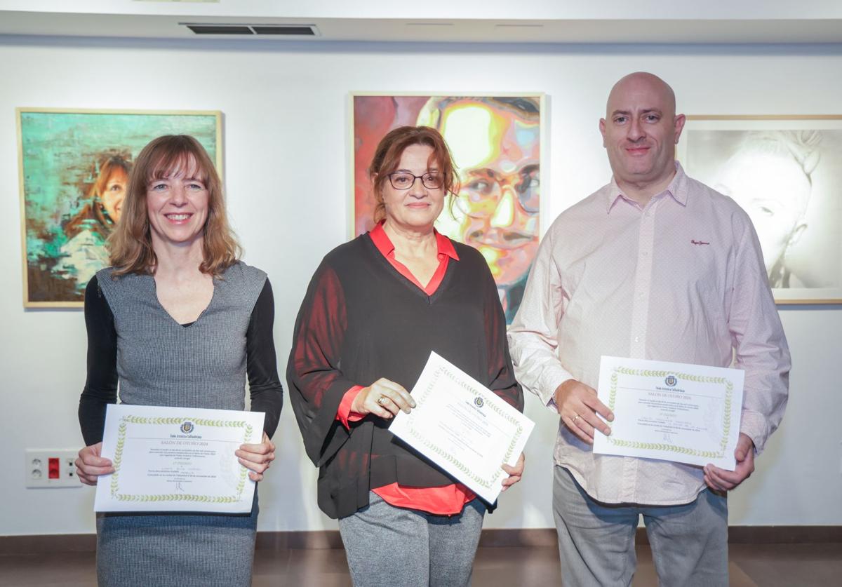 Liane Ruiz Muriel, Ana Bragado Moro y David Sánchez, delante de sus obras premiadas.