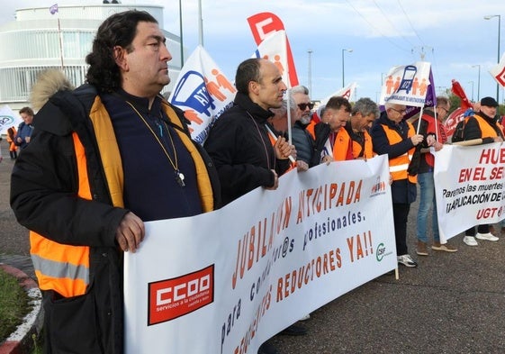 El presidente del Comité de Empresa de Auvasa, Arturo Barrull, en primer término durante la huelga del 28 de octubre.