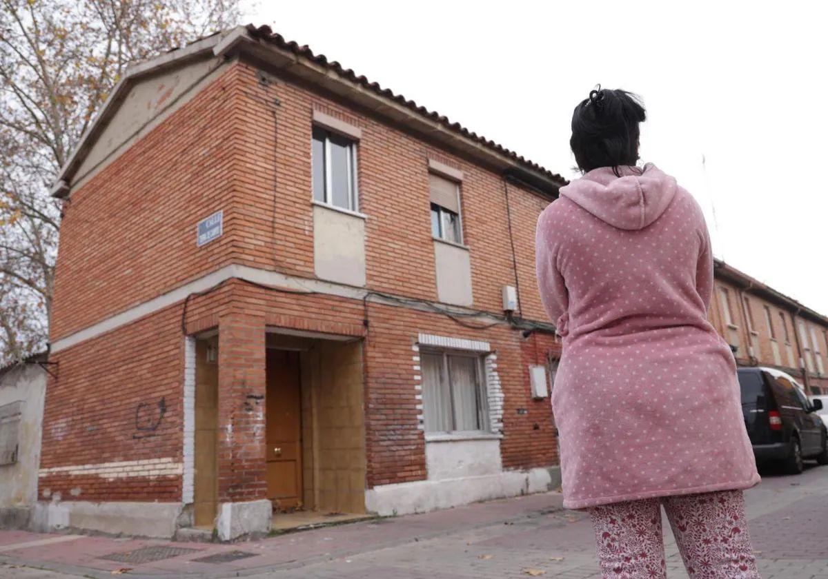 Verónica observa la fachada de la vivienda de la calle Batuecas donde ha vivido junto a sus hijos los últimos seis años.