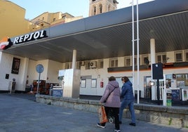 Dos mujeres pasean junto a la estación de servicio de Padre Claret.