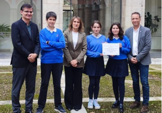 Alumnos y representantes de Maristas, junto a la consejera de Educación, Rocío Lucas.