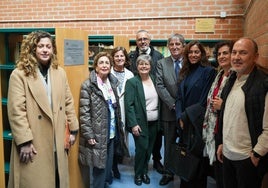 Familiares y representantes de la Universidad posan junto a la placa de homenaje a Enrique Fuentes Quintana.