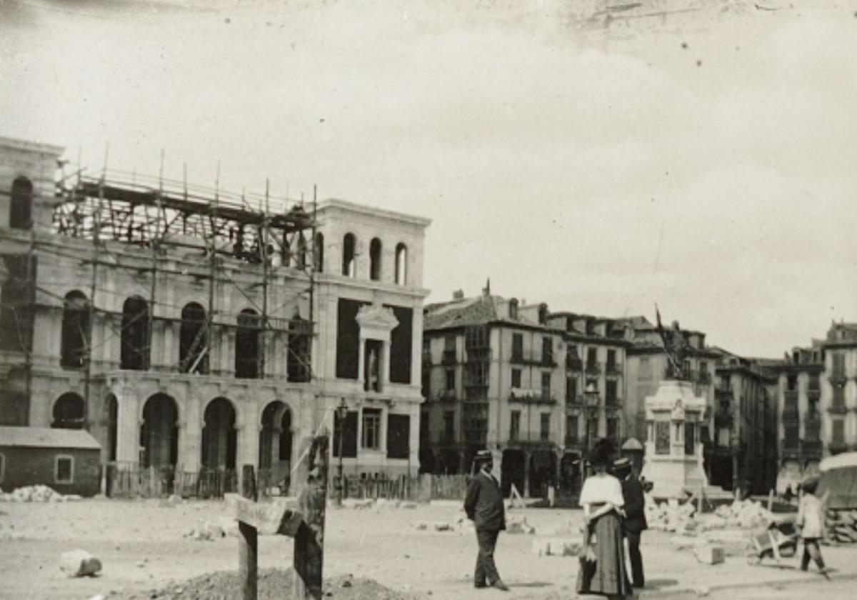 La Plaza Mayor con el edificio consistorial aún en obras.