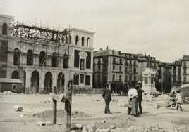 La Plaza Mayor con el edificio consistorial aún en obras.