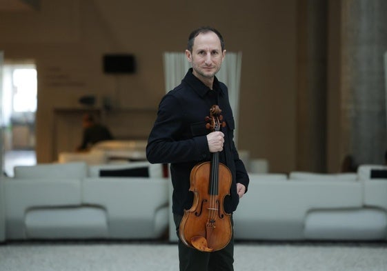 Antoine Tamestit, con su viola stradivarius de 1672.