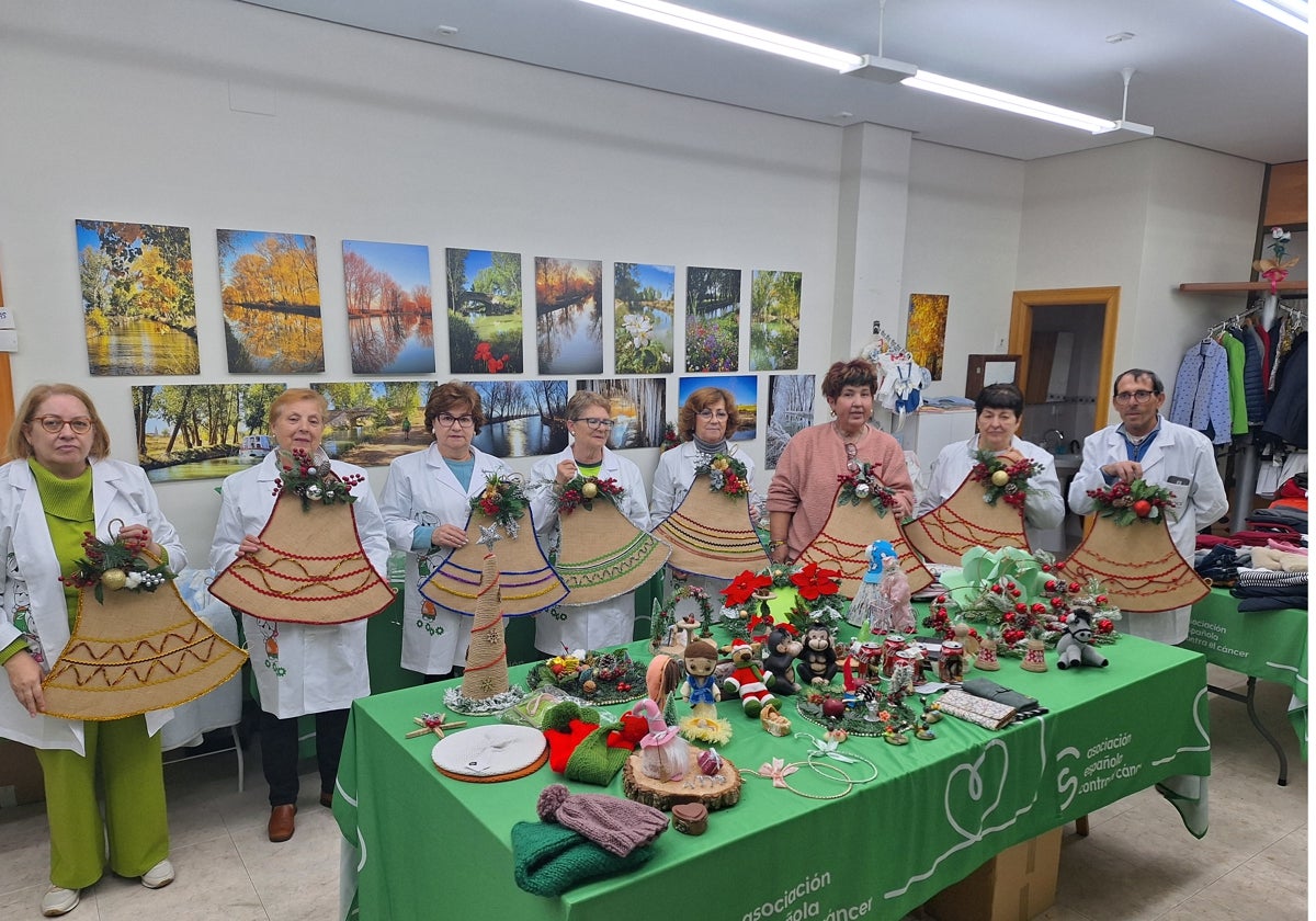 Los voluntarios de la asociación con las campanas artesanales de Navidad