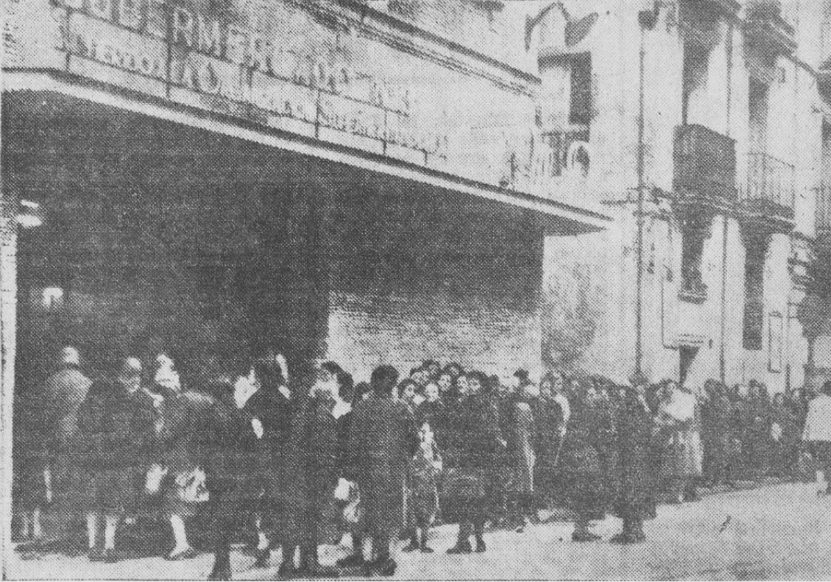 Imagen principal - Arriba, colas para entrar en el supermercado el primer día de su apertura. Abajo, anuncio de su futura instalación y la calle de la Pasión, donde se abrió, en los años 60.