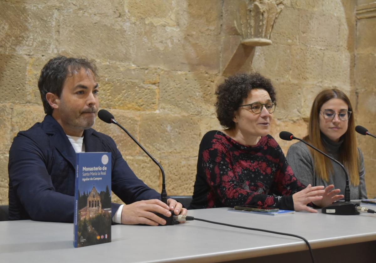 Los historiadores, en la presentación con la periodista Carmen Molinos, en el centro.