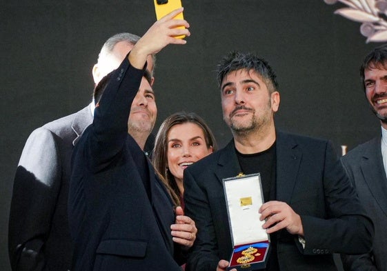 Los hermanos Muñoz se toman un 'selfie' con los monarcas junto al ministro de Cultura Ernest Urtasun.