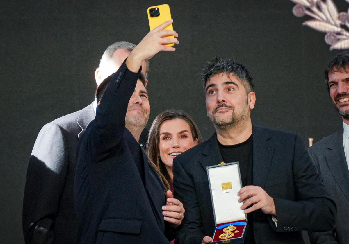 Los hermanos Muñoz se toman un 'selfie' con los monarcas junto al ministro de Cultura Ernest Urtasun.