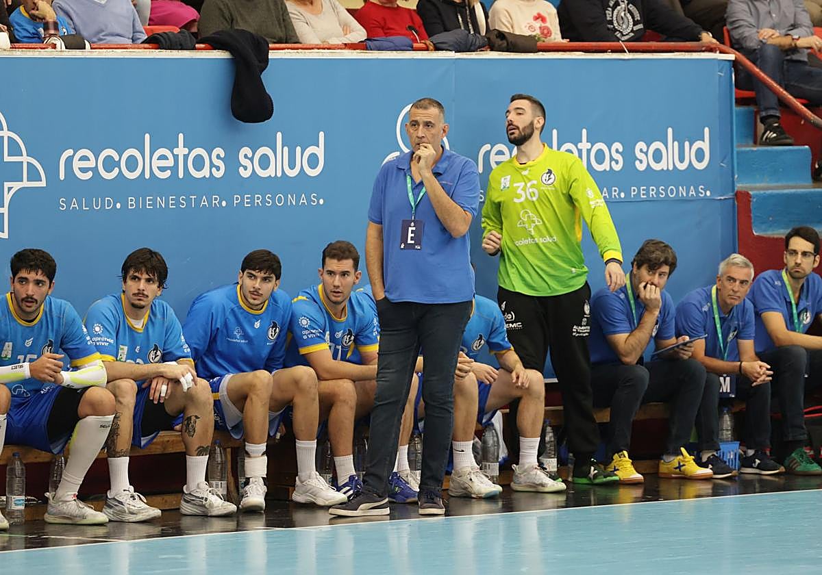 Pisonero sigue desde la banda las evoluciones del último partido ante Villa de Aranda.