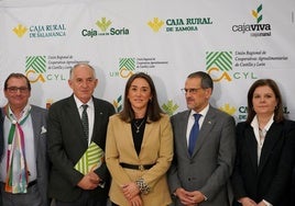 La consejera de Agricultura junto a los representantes de Urcacyl.