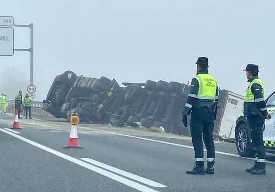 Los agentes cortan el carril de salida hacia San Miguel del Pino junto al camión volcado en la A-62.