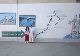 El equipo de la Fundación Horizontes Abiertos que ha coordinado la iniciativa frente al muro con el mapa del Camino de San Frutos.