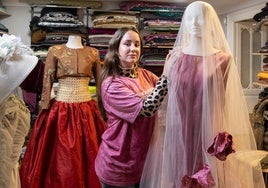 Celia Mulero posa en el taller de su abuela, con dos de los seis diseños que confeccionó para el concurso.