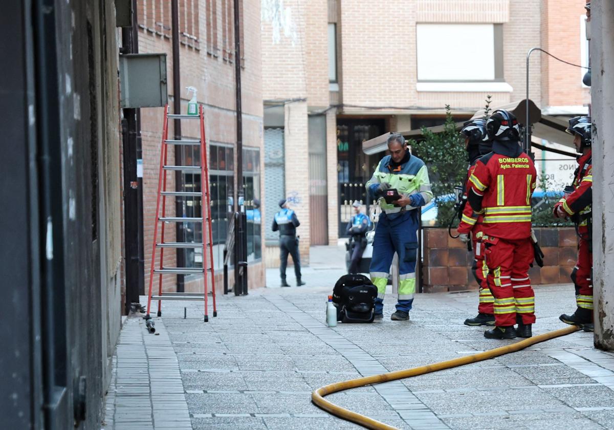 Bomberos y técnicos del gas trabajan en el Pasaje Los Soldados.