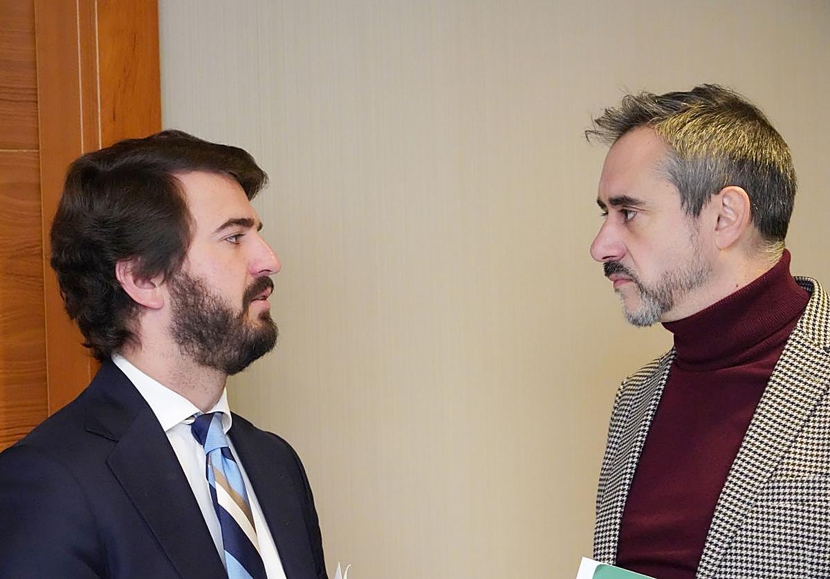 Juan García-Gallardo y David Hierro (Vox), antes de la Junta de Portavoces de las Cortes de este jueves.