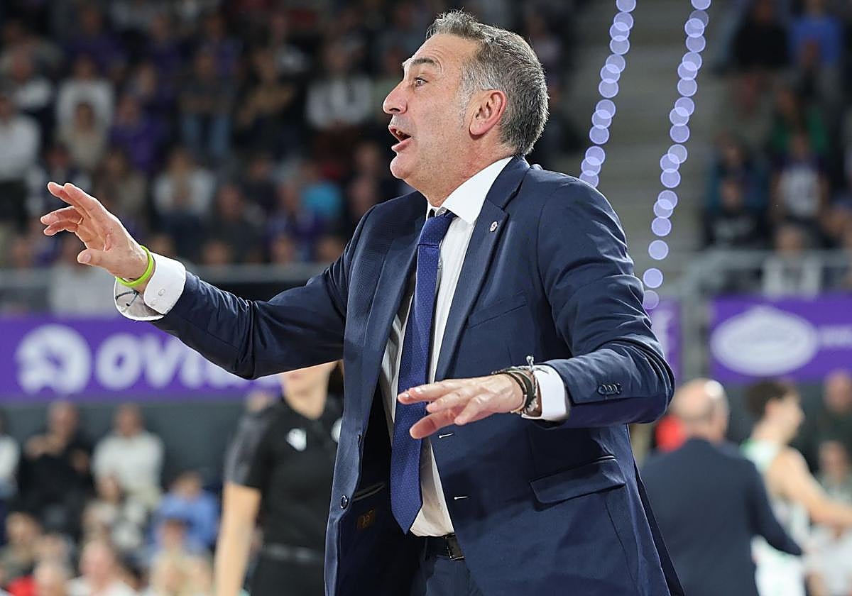 Luis Guil da instrucciones a sus jugadores en el partido ante el Amics Castelló.