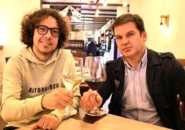 Sergio Aparicio (izquierda) y Carlos García-Zúñiga (derecha) en el Patio de las Mercedes, uno de sus bares favoritos.