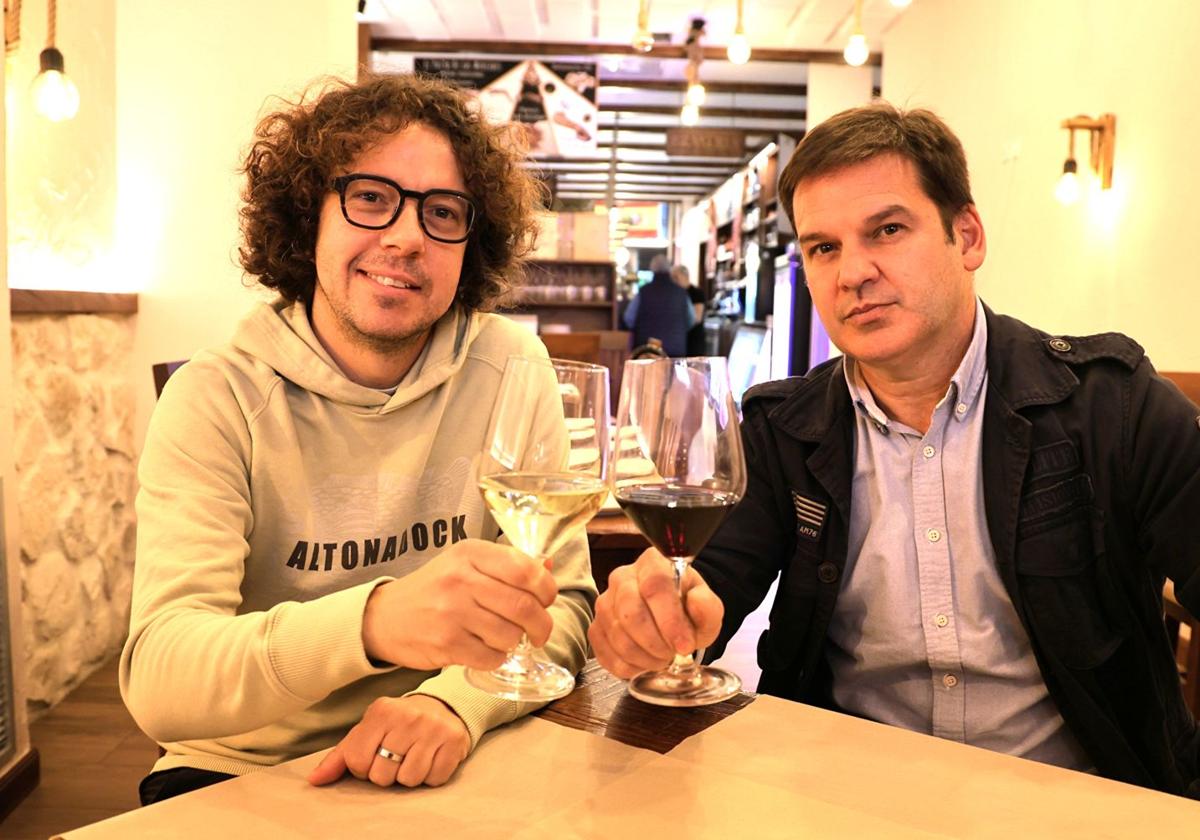 Sergio Aparicio (izquierda) y Carlos García-Zúñiga (derecha) en el Patio de las Mercedes, uno de sus bares favoritos.