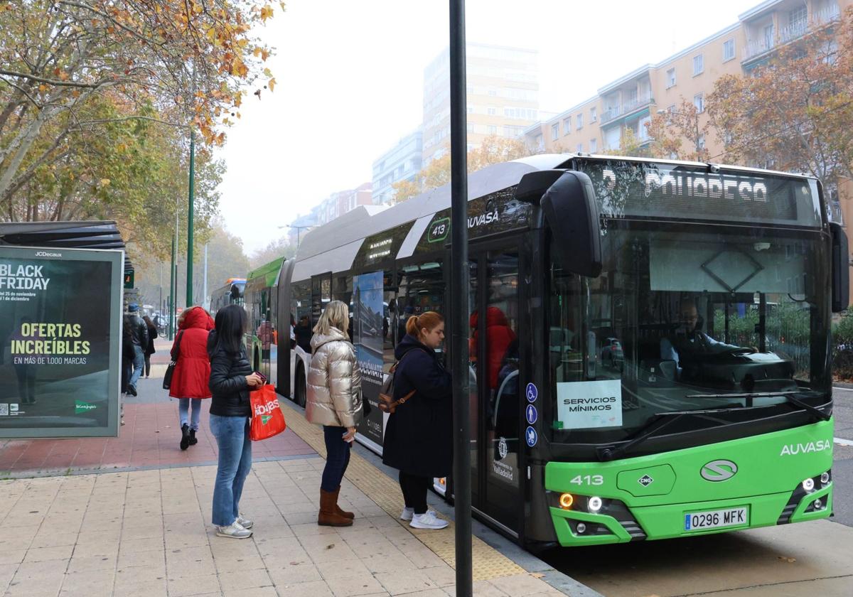 Varias viajeras se suben a un autobús en el Paseo de Zorrilla.