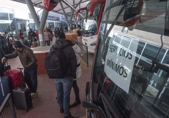 Viajeros se disponen a subir a un autocar en servicios mínimos durante la jornada de huelga este jueves.