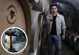 Ricardo Crespo, propietario de EME Bodegas, con un vino apoyado en las barricas de su bodega y en la foto detalle, la viga o prensa romana.