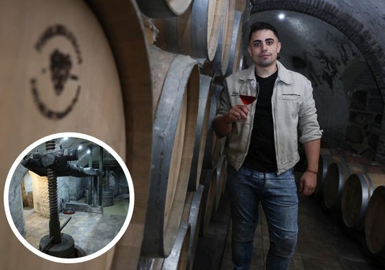 Ricardo Crespo, propietario de EME Bodegas, con un vino apoyado en las barricas de su bodega y en la foto detalle, la viga o prensa romana.