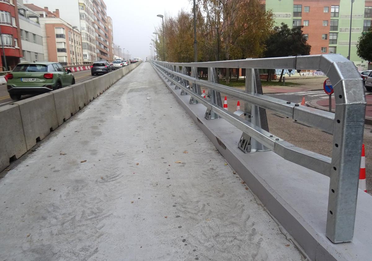 El nuevo guardarraíl instalado ya en el lateral del viaducto de Arco de Ladrillo en sentido de entrada al centro.