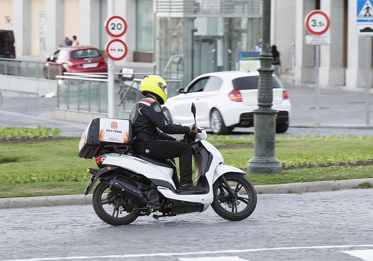 Un repartidor de comida a domicilio.
