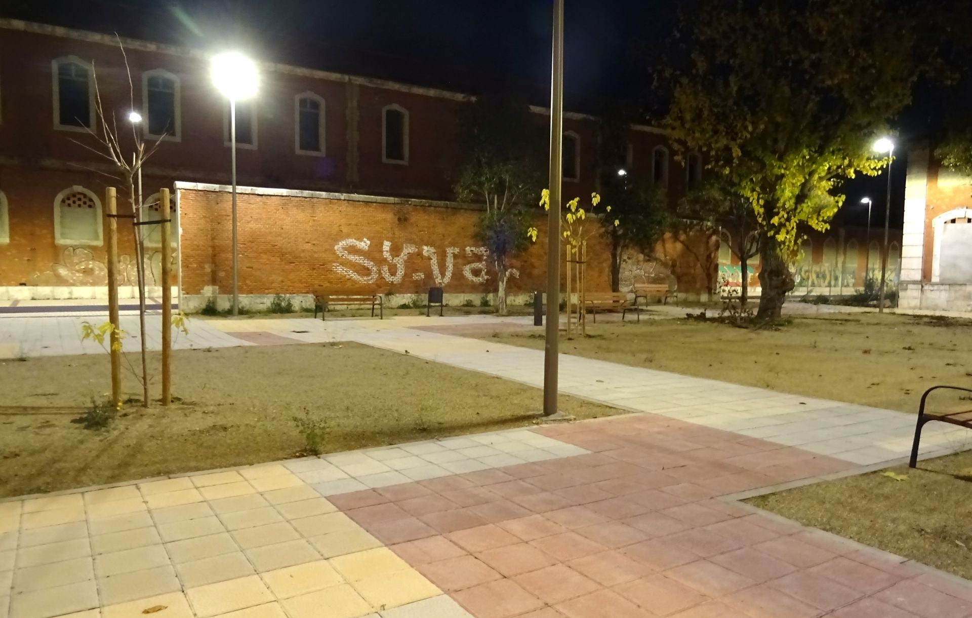 Las imágenes de las calles sin vida del cuartel de Farnesio, iluminadas desde hace cuatro meses