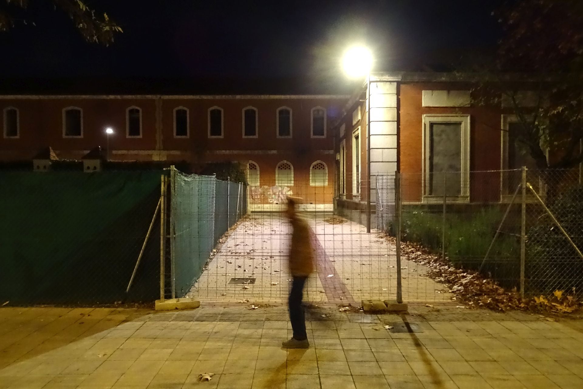 Las imágenes de las calles sin vida del cuartel de Farnesio, iluminadas desde hace cuatro meses