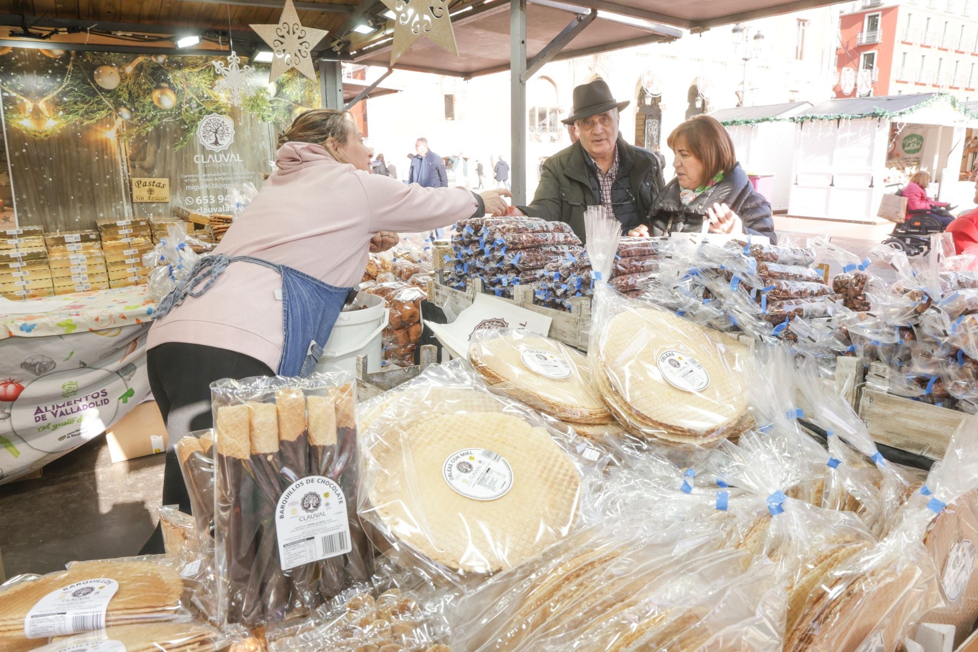 Las imágenes del mercado navideño en la Plaza Mayor de Valladolid