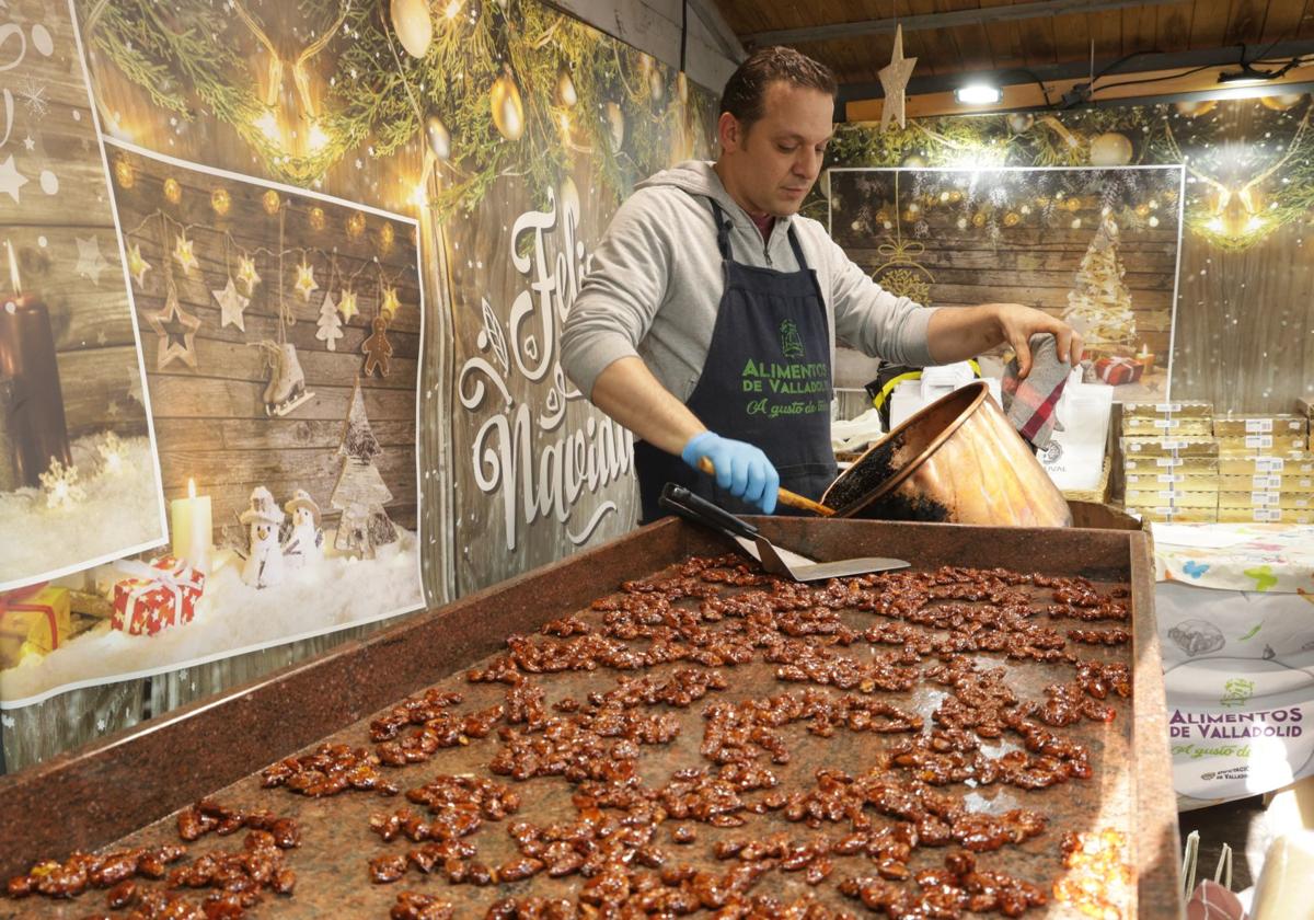 Las imágenes del mercado navideño en la Plaza Mayor de Valladolid