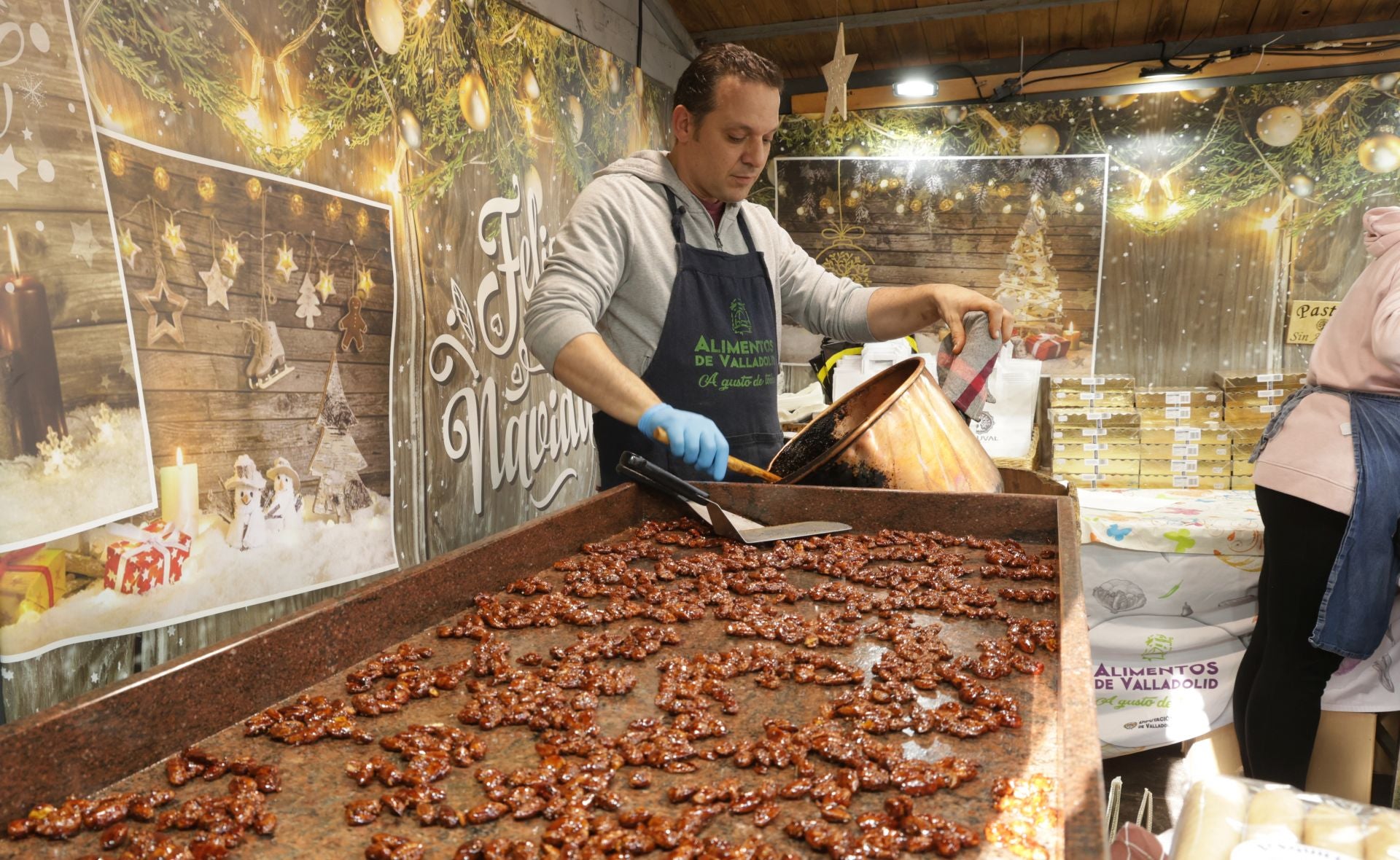 Las imágenes del mercado navideño en la Plaza Mayor de Valladolid