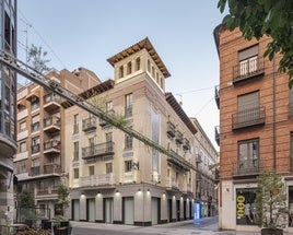 Aspecto del edificio de Santamaría 12 con su fachada iluminada tenuemente.