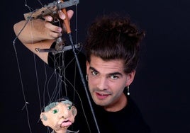 Mario Ezno, con su marioneta Manolo.