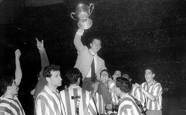 Con el Atlético de Madrid ganó dos Copas del Generalísimo y una Recopa de Europa. Aquí le vemos izado por sus jugadores, festejando uno de estos títulos.