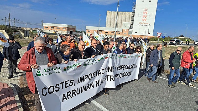 Más de 200 cerealistas se concentran en Arévalo para denunciar la «ruina» de sus explotaciones