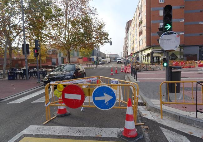 Corte del acceso a la calle Transición desde la salida de la calle Bartolomé de las Casas.