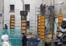 Albañiles trabajan en una edificación en Segovia.