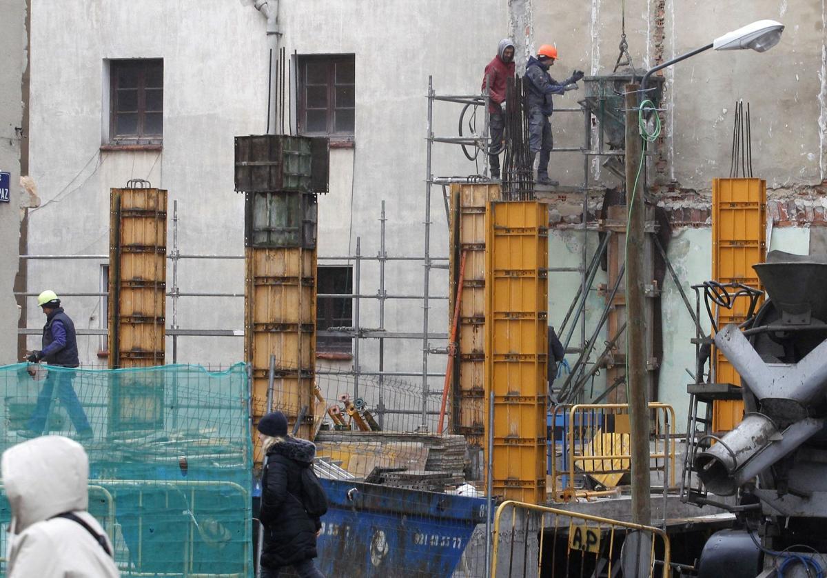 Albañiles trabajan en una edificación en Segovia.