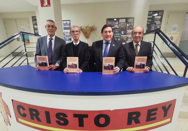 Carlos Valentín, Leopoldo García, Enrique Rodríguez y Enrique Espinel, miembros del comité de redacción del libro