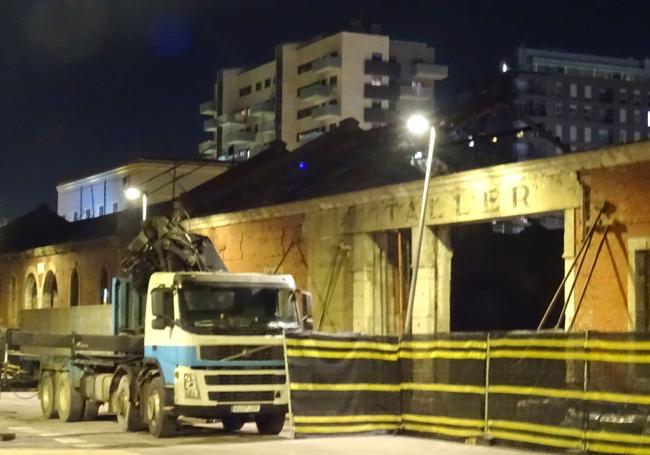 Una farola doblada ante el taller del cuartel, donde se construye la Escuela Superior de Diseño.