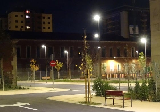 Farolas encendidas en las calles cerradas a peatones y vehículos del interior del antiguo cuartel Conde Ansúrez, urbanizadas desde el pasado verano.