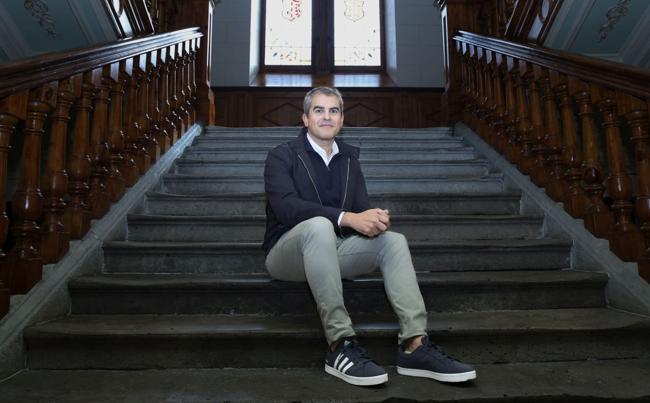 Goyo Casado, fotografiado en la escalinata del Colegio San José de Valladolid.