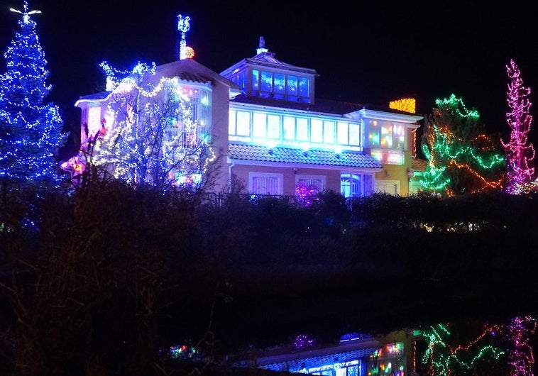 Iluminación navideña de la casa de Aldeamayor de San Martín.