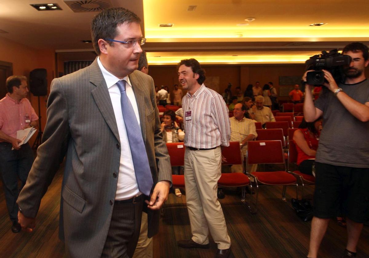 López, en 2011, cariacontecido en el comité autonomico del PSOE que analizó la derrota en las elecciones autonómicas.