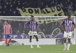 Juma y Sylla muestran su abatimiento con una gran pancarta de fondo que pide la marcha de Ronaldo Nazário del Real Valladolid.